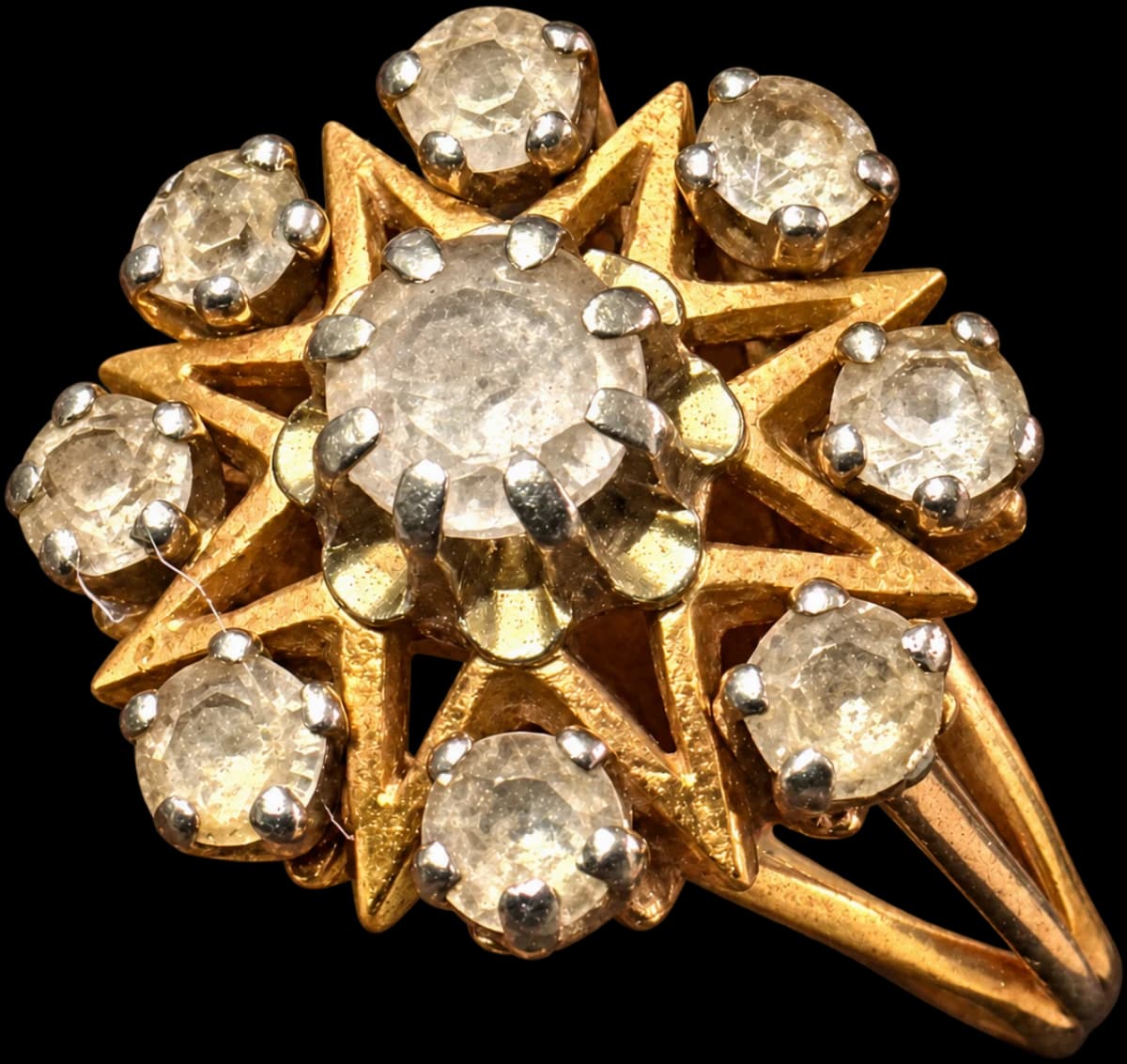 Bague en or à motif de fleur, une pierre centrale entourée de huit pierres
