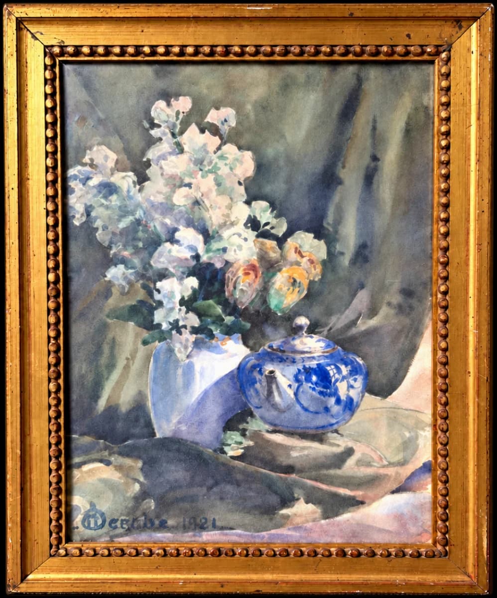Bouquet de fleurs claires et deux porcelaines bleues dans un cadre doré