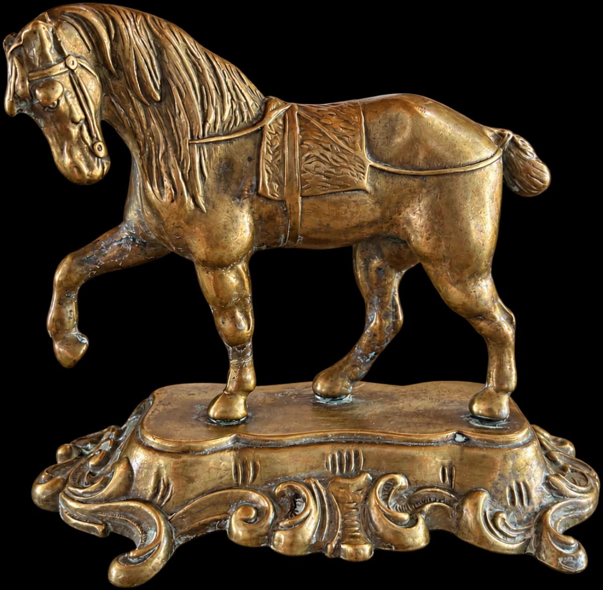 Cheval décoratif de couleur dorée, une patte levée, sur un socle à volutes