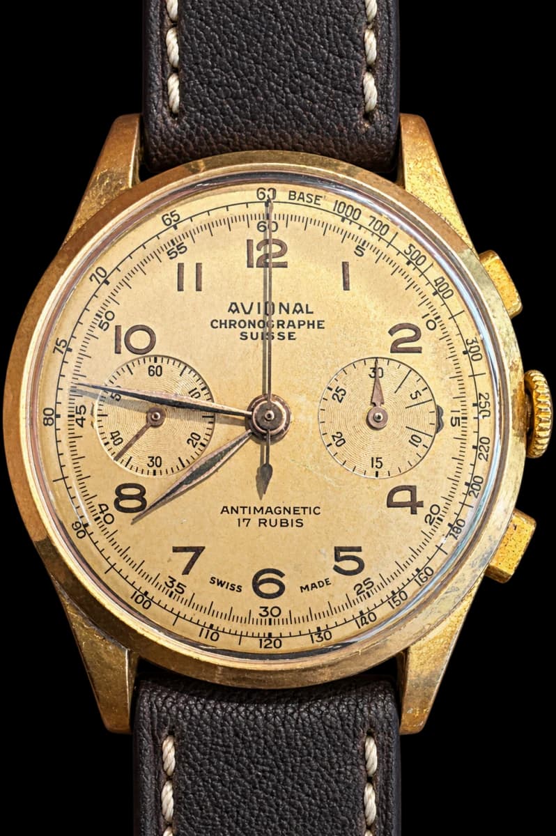 Chronographe à deux compteurs, cadran champagne patiné et bracelet noir à surpiqûres claires