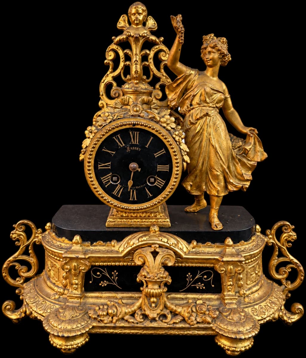 Pendule dorée à figure féminine debout, cadran noir et socle orné