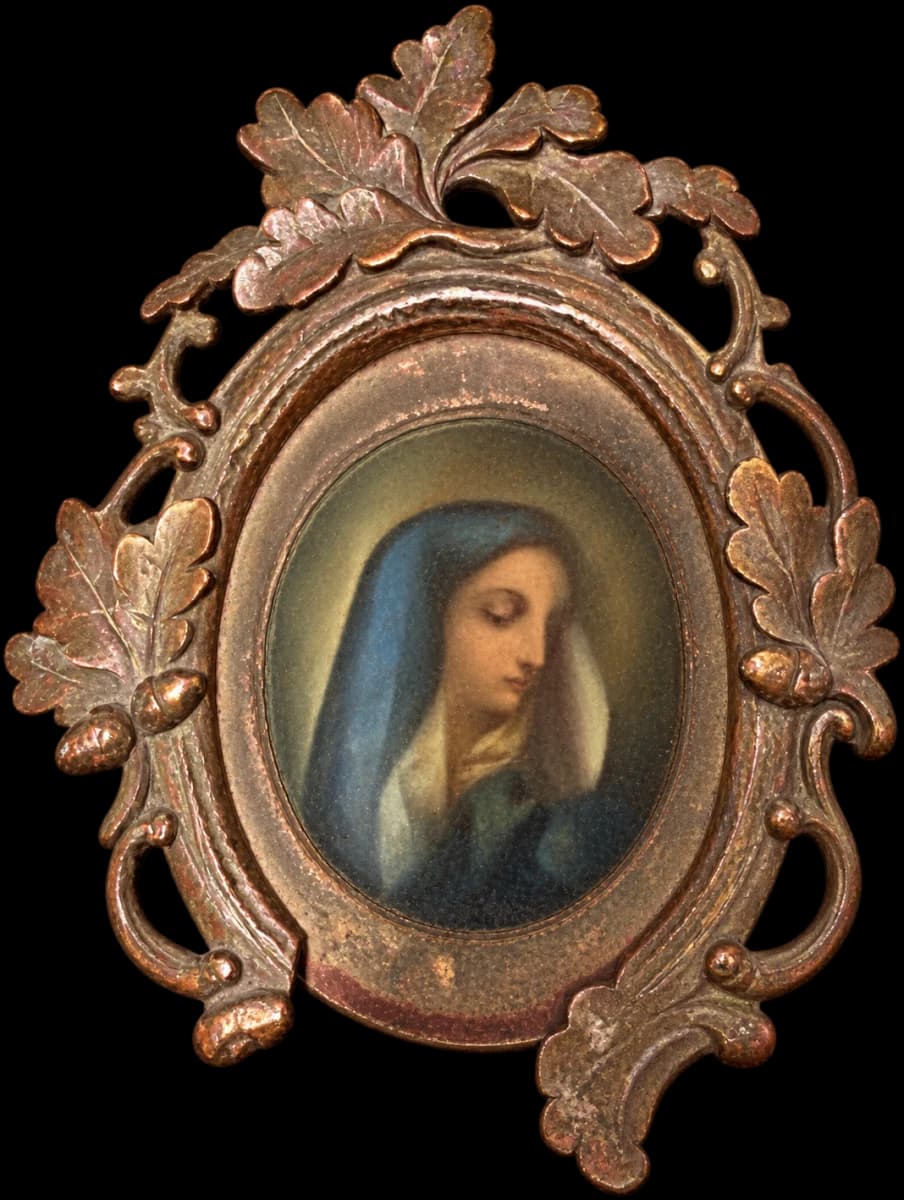 Portrait d’une femme voilée dans un cadre ovale en métal patiné à décor de feuilles