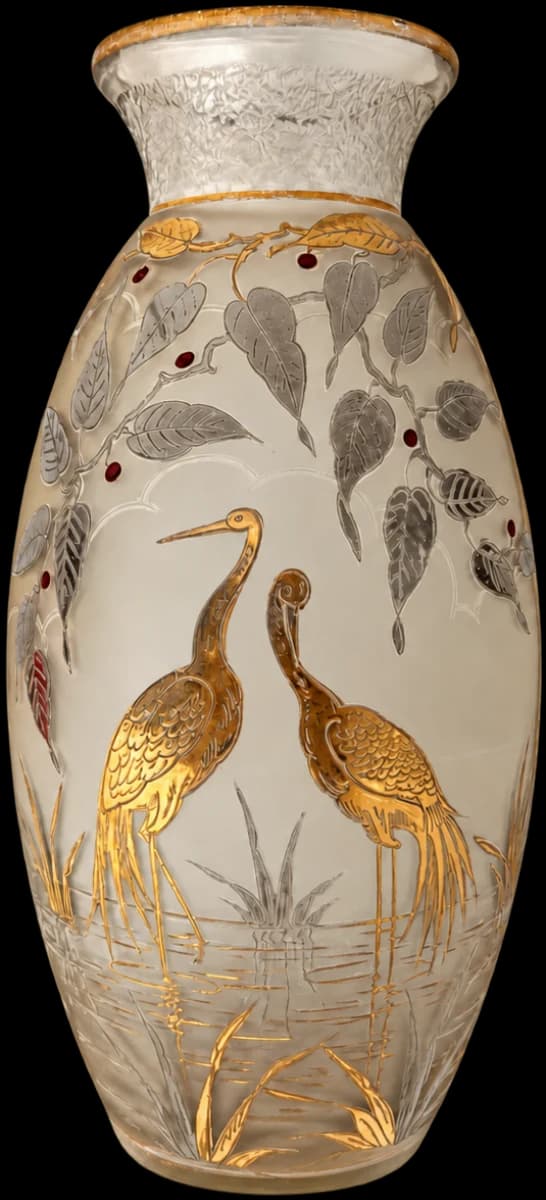 Vase translucide à décor de deux oiseaux dorés, de feuilles et de baies rouges