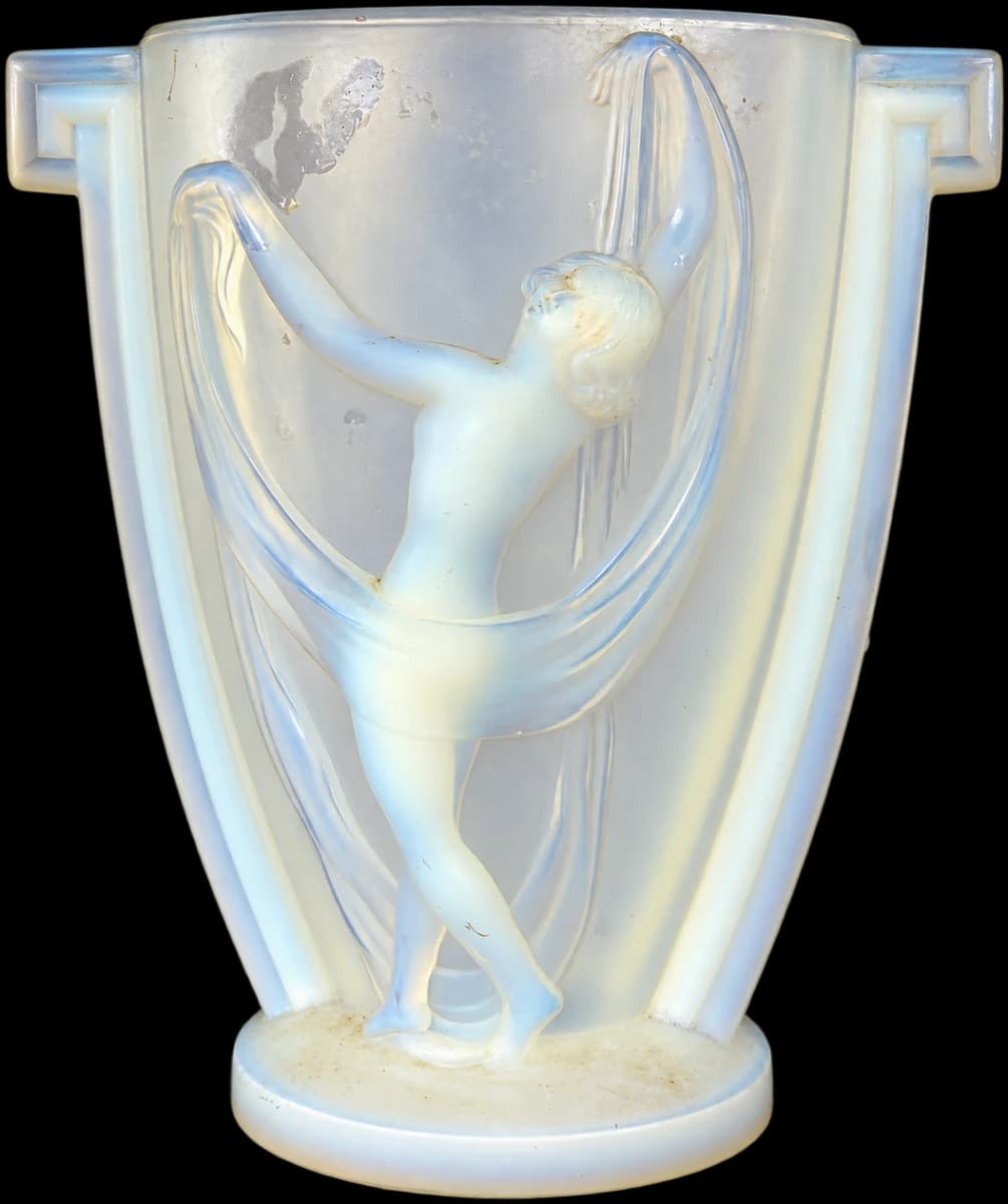 Vase opalescent à deux petites anses, orné d’une figure féminine en relief et de drapés